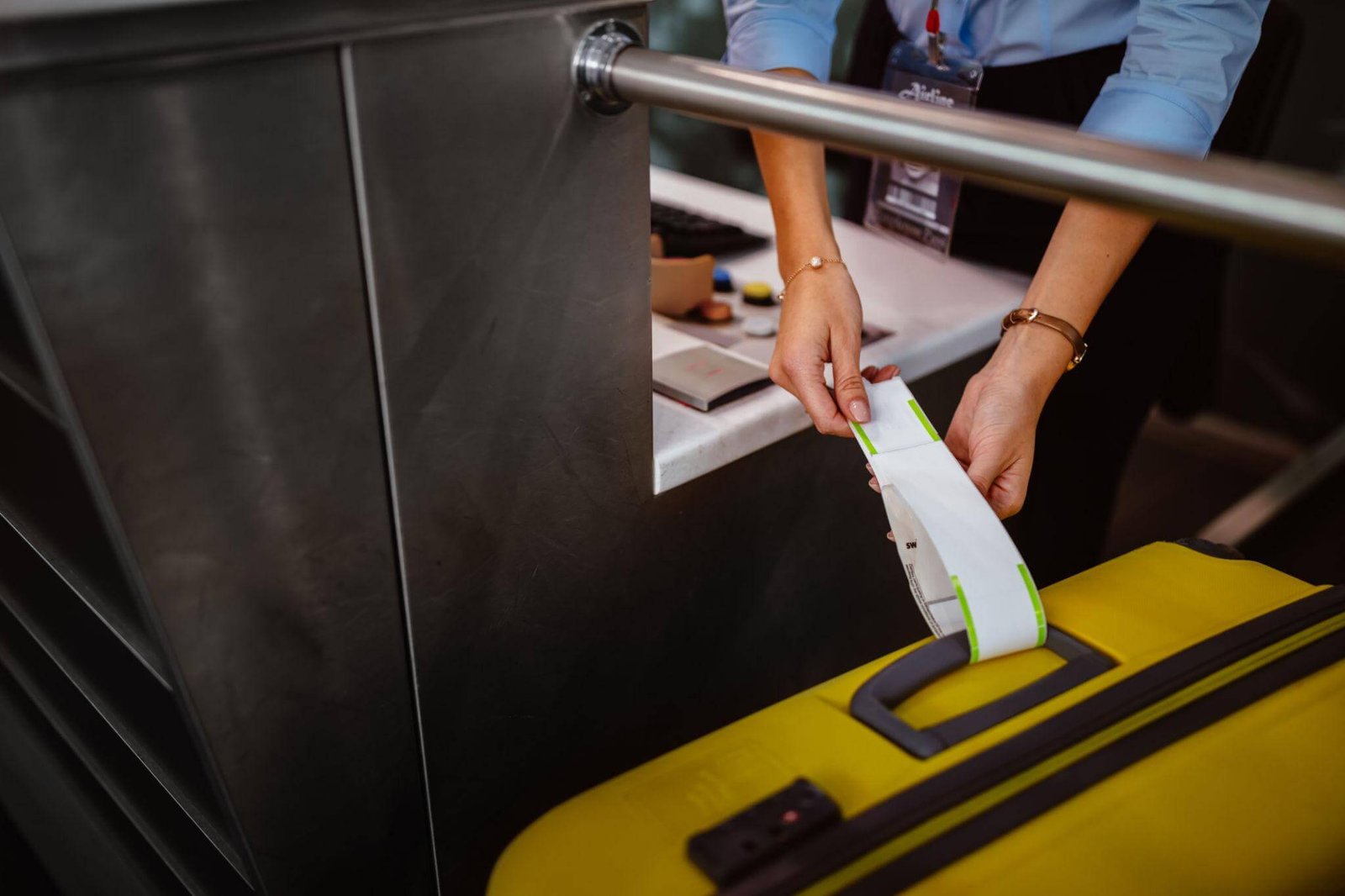 Travel Safety Alert: Luggage-Tag Switching Scam Courier | 1 Travel Safety Alert - Luggage Tag Switching Scam