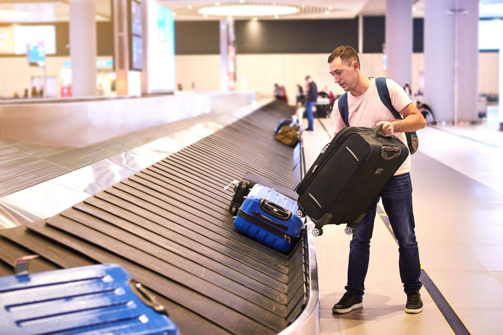 Travel Safety Alert: Luggage-Tag Switching Scam Courier | 3 Airport baggage security