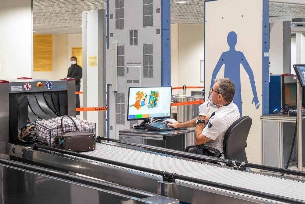 Travel Safety Alert: Luggage-Tag Switching Scam Courier | 4 Traveler checking baggage tag