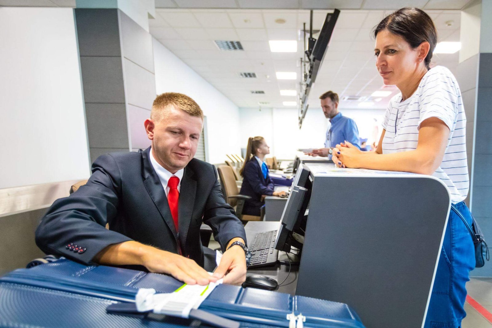 Travel Safety Alert: Luggage-Tag Switching Scam Courier | 5 Airport security screening